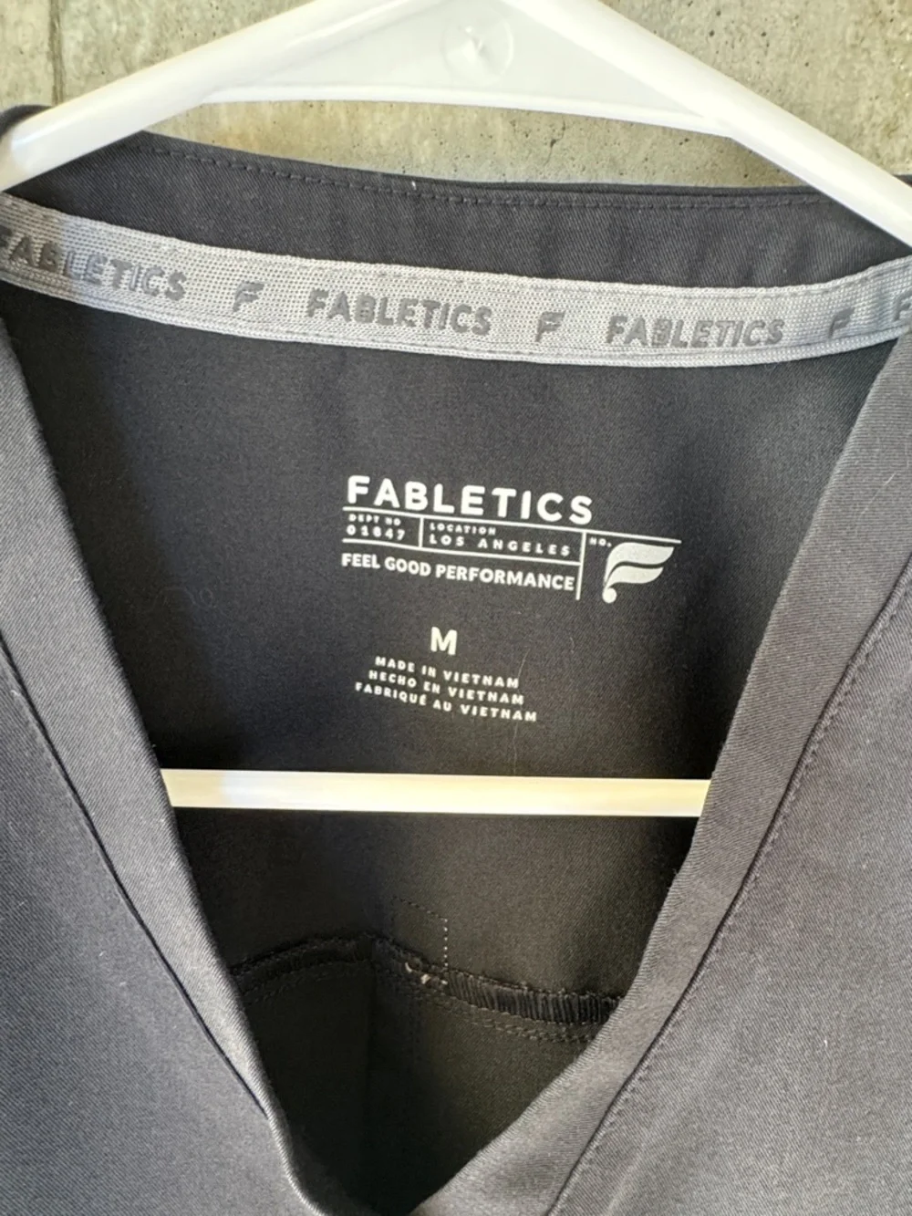 Fabletics Women’s Black Scrub Top - Picture 2 of 3